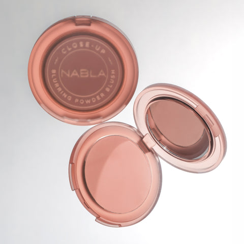 Close-Up Blurring Powder Blush
