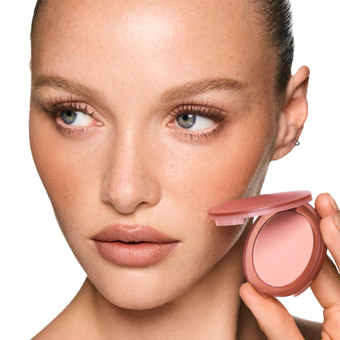 Close-Up Blurring Powder Blush