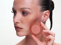 Close-Up Blurring Powder Blush