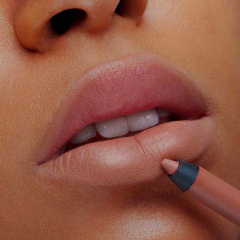 Close-Up Lip Shaper